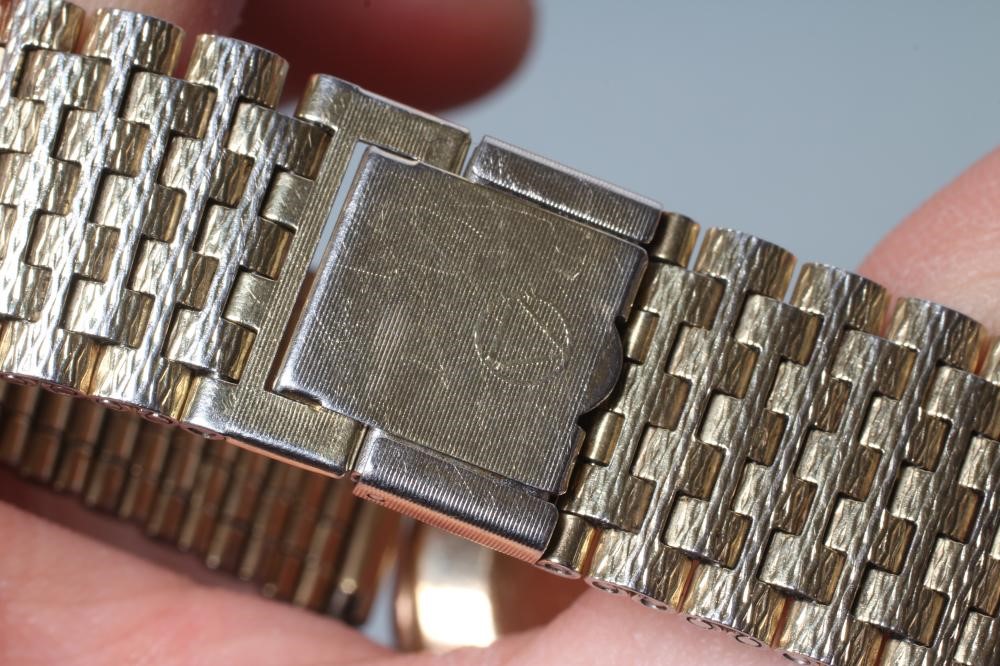 A GENTLEMAN'S 9CT GOLD OMEGA AUTOMATIC WRISTWATCH Image