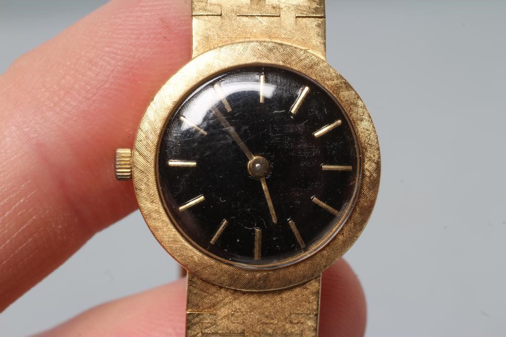 A LADY'S 18CT GOLD CHOPARD WRISTWATCH Image