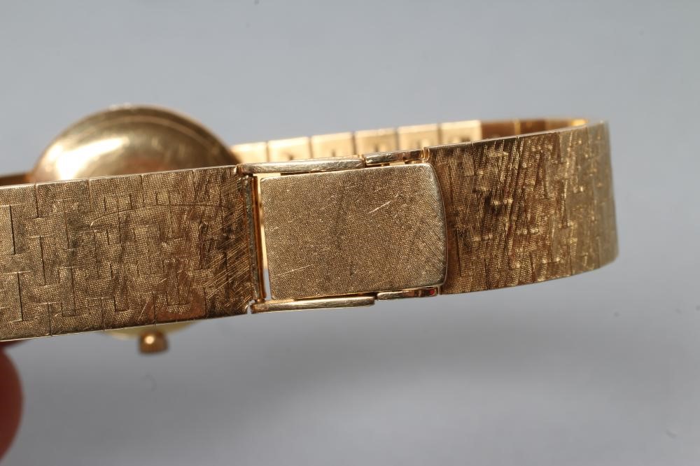 A LADY'S 18CT GOLD CHOPARD WRISTWATCH Image