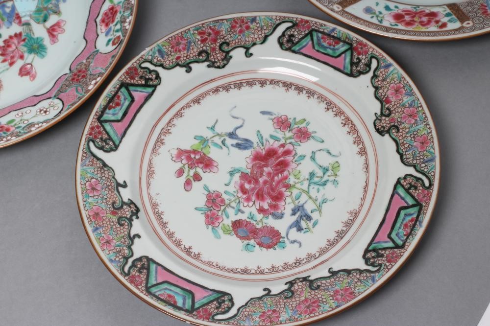 A CHINESE PORCELAIN FAMILLE ROSE PLATE centrally painted with a pair of yellow and black cockerels Image