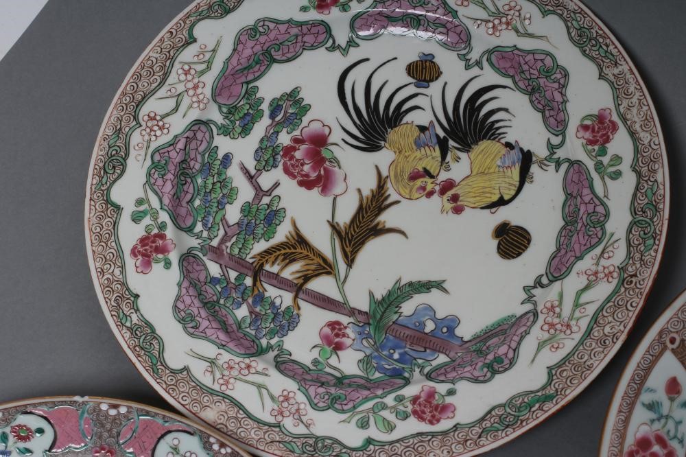A CHINESE PORCELAIN FAMILLE ROSE PLATE centrally painted with a pair of yellow and black cockerels Image