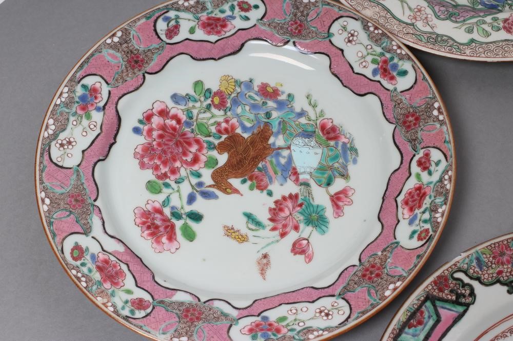 A CHINESE PORCELAIN FAMILLE ROSE PLATE centrally painted with a pair of yellow and black cockerels Image