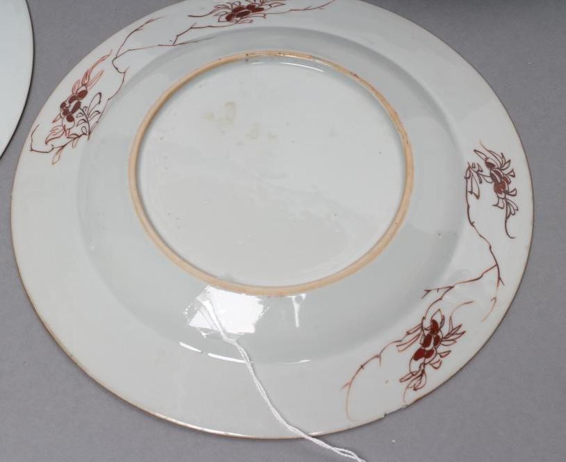 A CHINESE PORCELAIN FAMILLE ROSE PLATE centrally painted with a pair of yellow and black cockerels Image