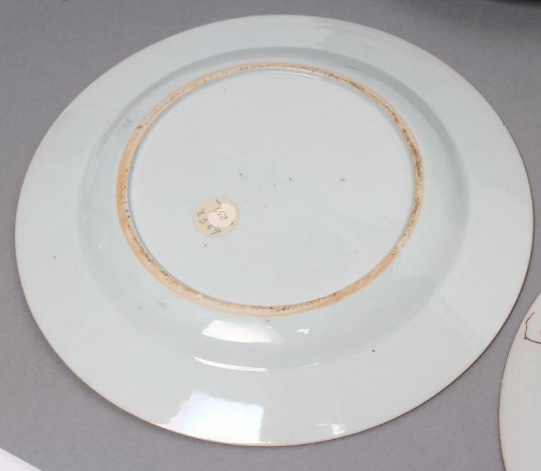 A CHINESE PORCELAIN FAMILLE ROSE PLATE centrally painted with a pair of yellow and black cockerels Image