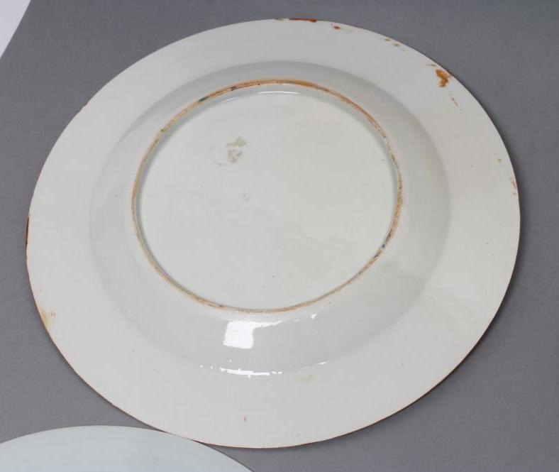 A CHINESE PORCELAIN FAMILLE ROSE PLATE centrally painted with a pair of yellow and black cockerels Image