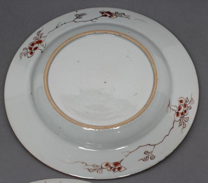 A CHINESE PORCELAIN FAMILLE ROSE PLATE centrally painted with a pair of yellow and black cockerels Image