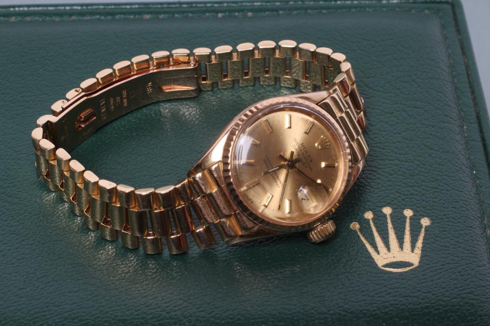 A LADY'S GOLD ROLEX OYSTER PERPETUAL DATEJUST CHRONOMETER Image