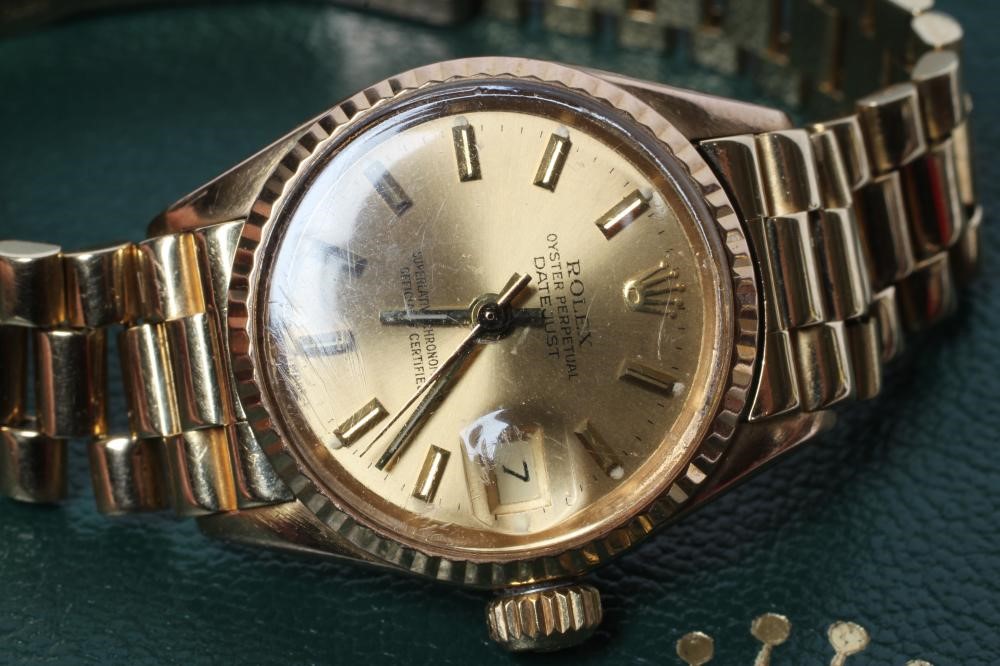A LADY'S GOLD ROLEX OYSTER PERPETUAL DATEJUST CHRONOMETER Image