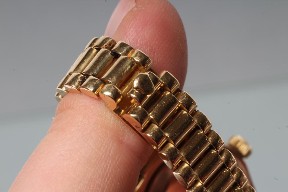 A LADY'S GOLD ROLEX OYSTER PERPETUAL DATEJUST CHRONOMETER Image