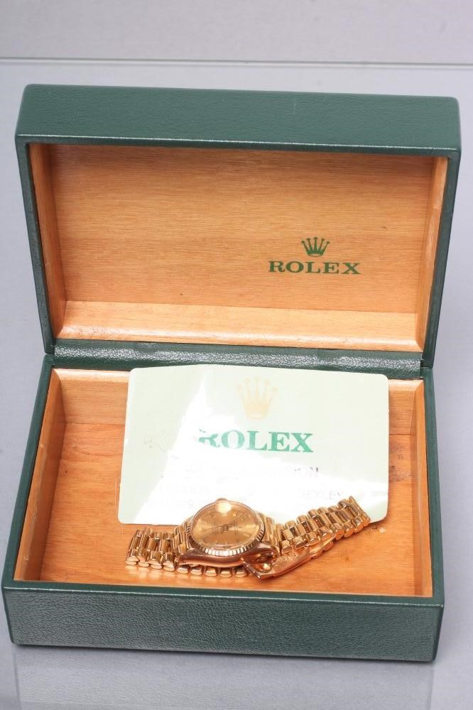 A LADY'S GOLD ROLEX OYSTER PERPETUAL DATEJUST CHRONOMETER Image