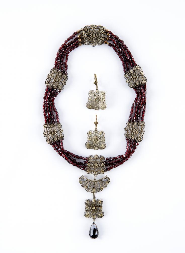 A BOHEMIAN GARNET BEAD FOUR STRING NECKLACE Image