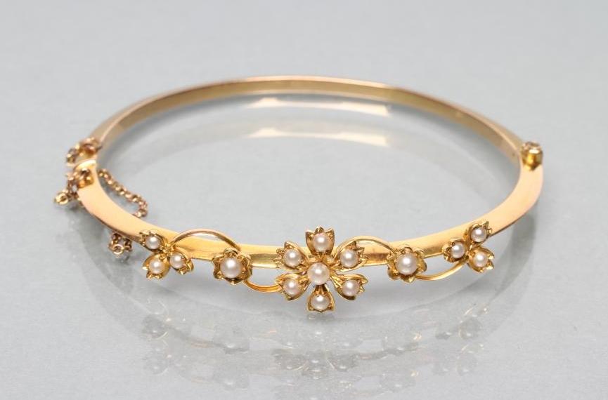 AN EDWARDIAN STIFF HINGED BANGLE Image