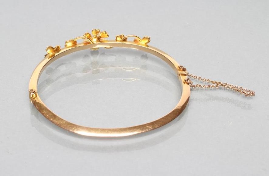 AN EDWARDIAN STIFF HINGED BANGLE Image