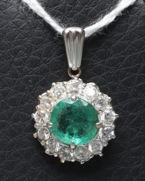 AN EMERALD AND DIAMOND CLUSTER PENDANT Image
