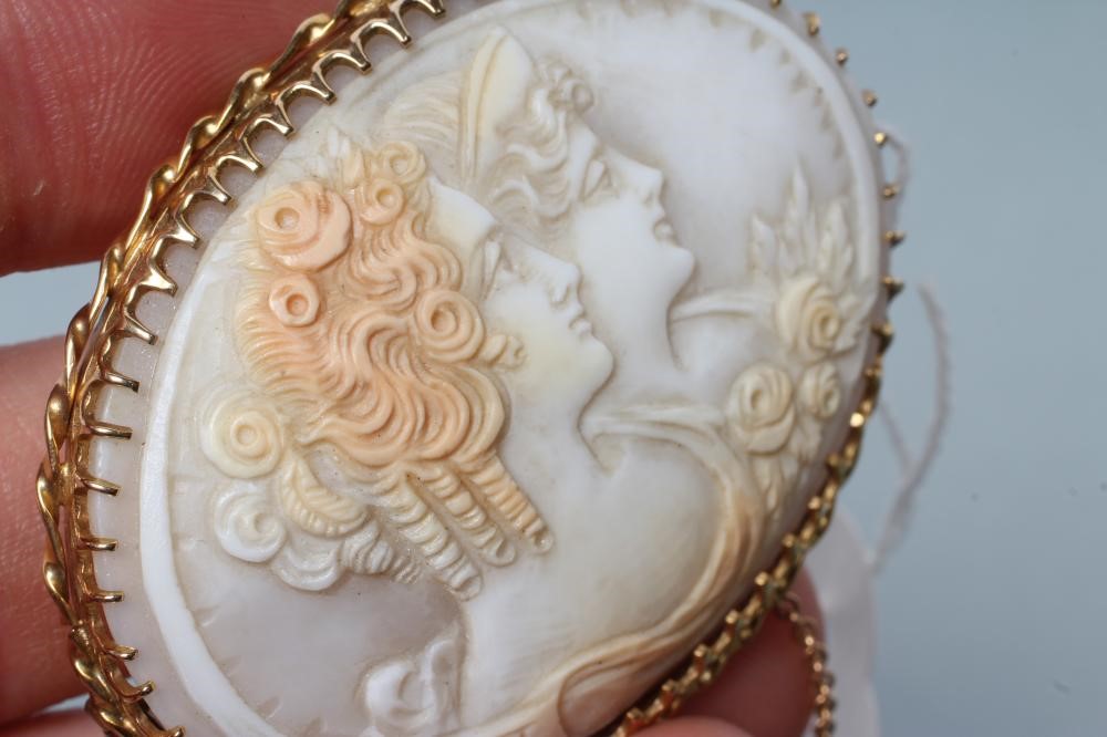A VICTORIAN SHELL CAMEO BROOCH Image