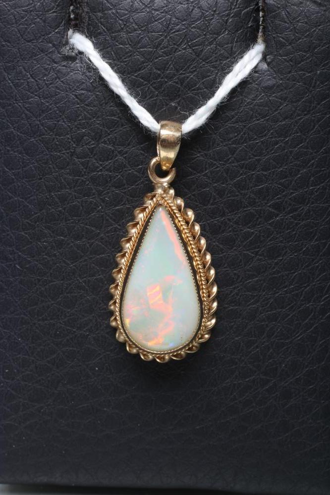 AN OPAL PENDANT Image