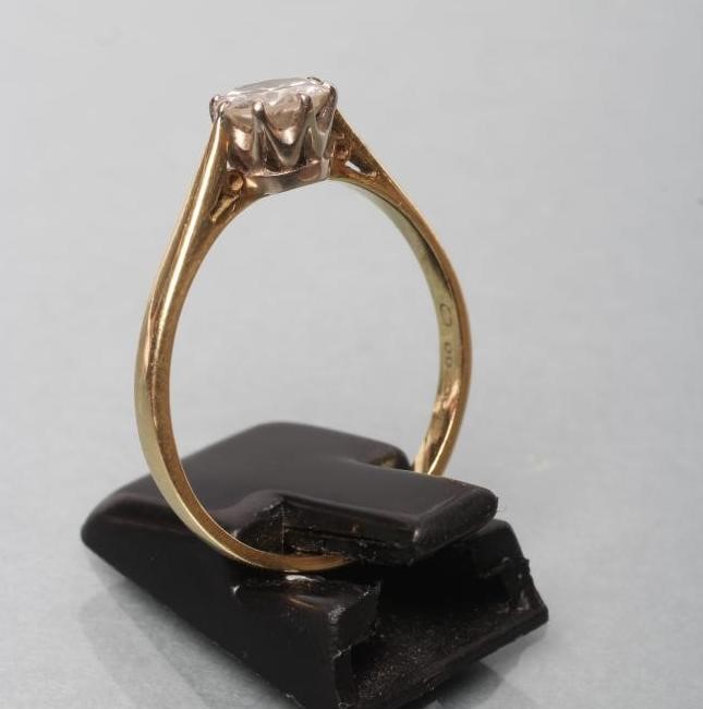 A SOLITAIRE DIAMOND RING Image