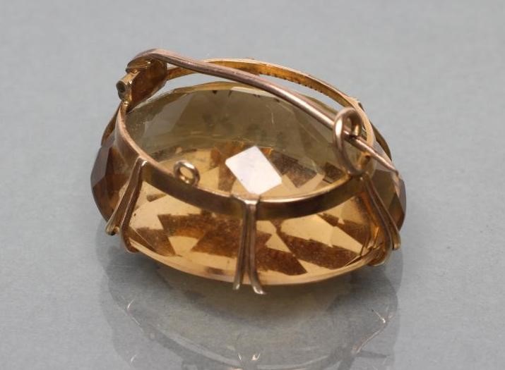 A LATE VICTORIAN CITRINE BROOCH Image