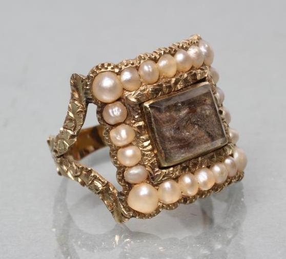 AN EARLY VICTORIAN MOURNING RING Image