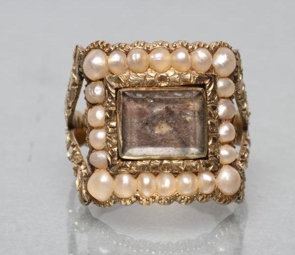 AN EARLY VICTORIAN MOURNING RING Image