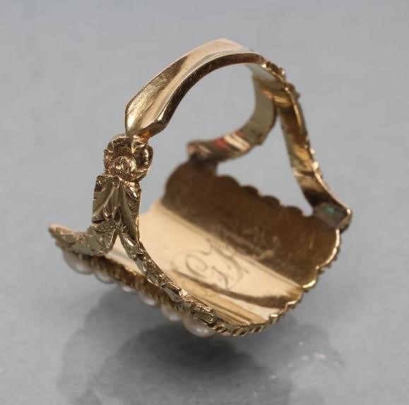 AN EARLY VICTORIAN MOURNING RING Image