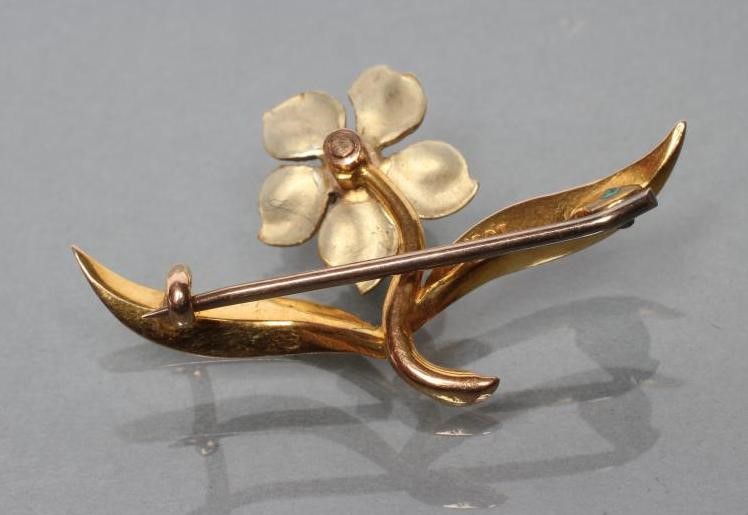 AN ART NOUVEAU FLOWERHEAD BROOCH Image