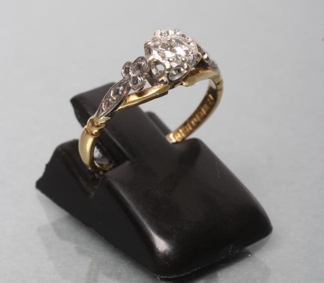 A SOLITAIRE DIAMOND RING Image