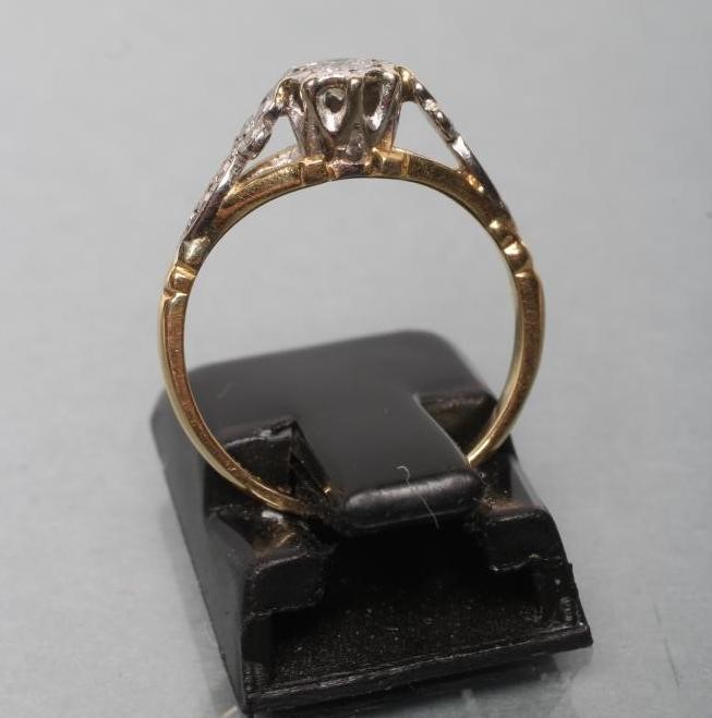 A SOLITAIRE DIAMOND RING Image