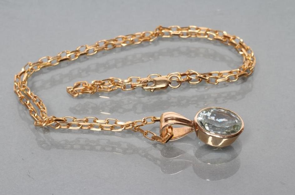 AN AQUAMARINE PENDANT Image