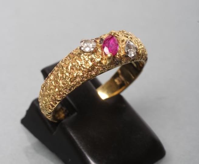 A MODERNIST 18CT GOLD RING Image