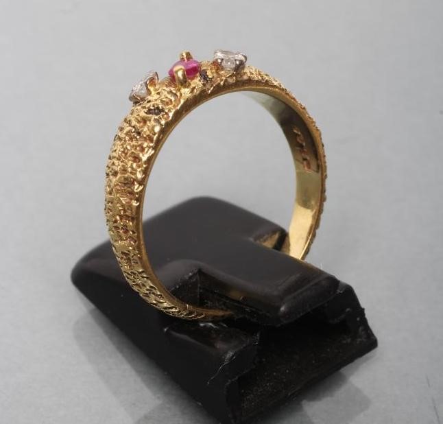 A MODERNIST 18CT GOLD RING Image