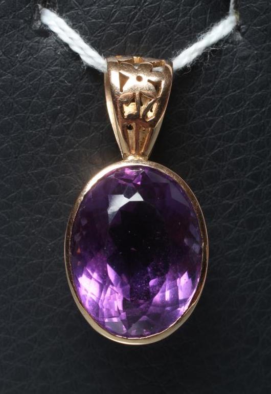AN AMETHYST PENDANT to match the previous lot Image