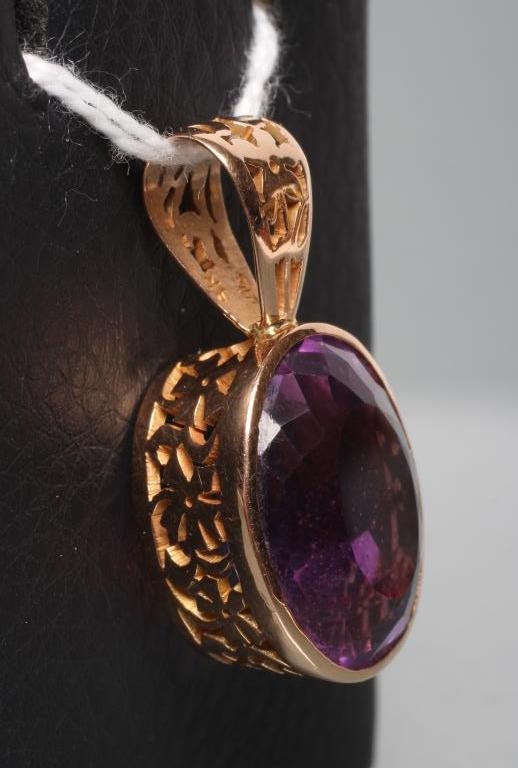 AN AMETHYST PENDANT to match the previous lot Image