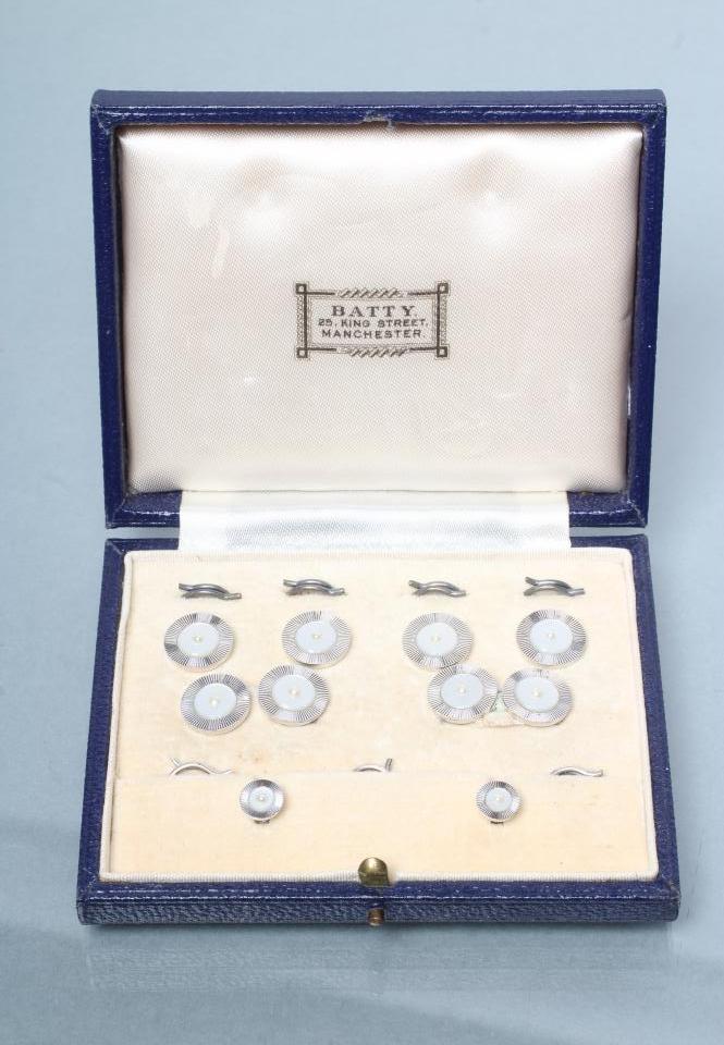 A GENTLEMAN'S DRESS SET Image