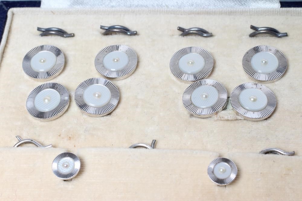 A GENTLEMAN'S DRESS SET Image