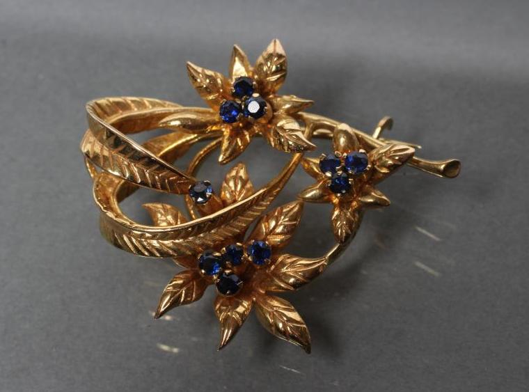 A 9CT GOLD TRIPLE SPRAY BROOCH Image