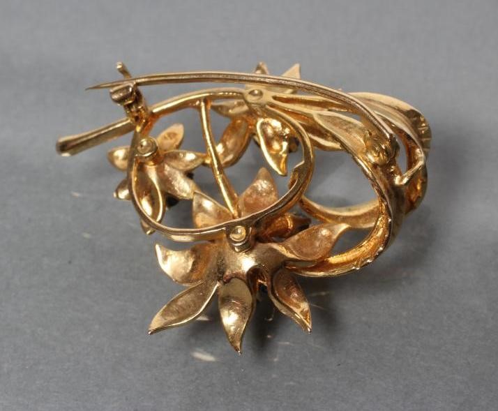 A 9CT GOLD TRIPLE SPRAY BROOCH Image