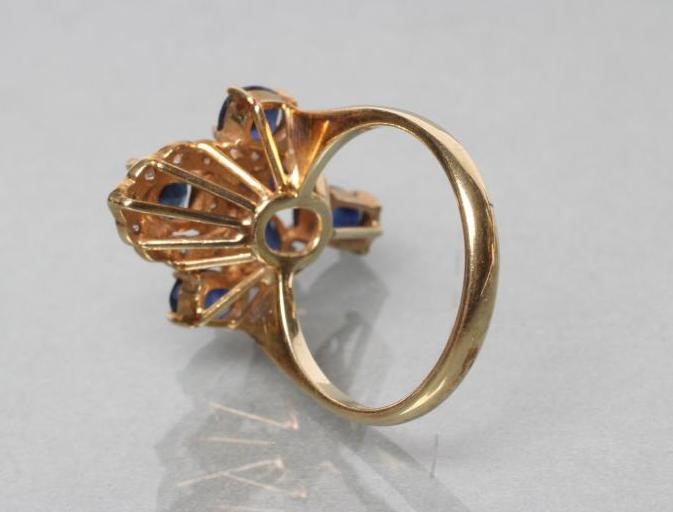 A SAPPHIRE AND DIAMOND DRESS RING Image