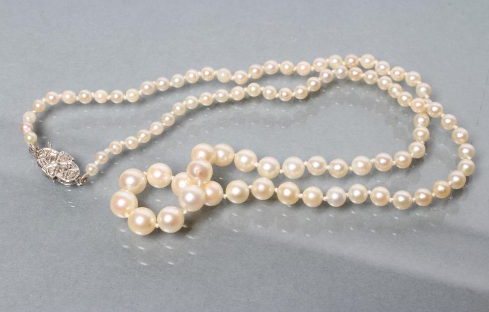 A SINGLE STRING OF CULTURED PEARLS Image