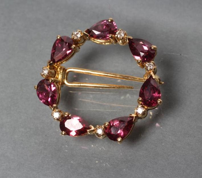 AN 18CT GOLD WREATH BROOCH/PIN Image