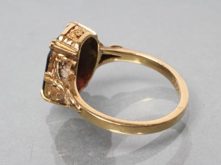 A VICTORIAN GARNET RING Image