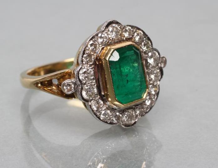 AN EMERALD AND DIAMOND ART DECO STYLE DRESS RING Image