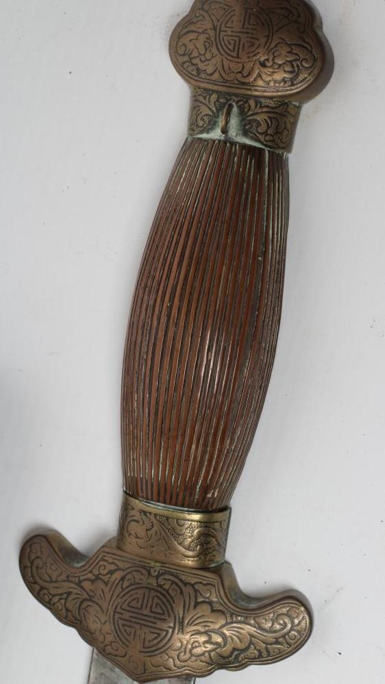 A PAIR OF CHINESE BUTTERFLY SWORDS Image