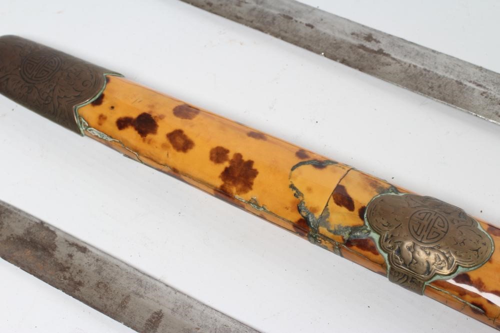 A PAIR OF CHINESE BUTTERFLY SWORDS Image