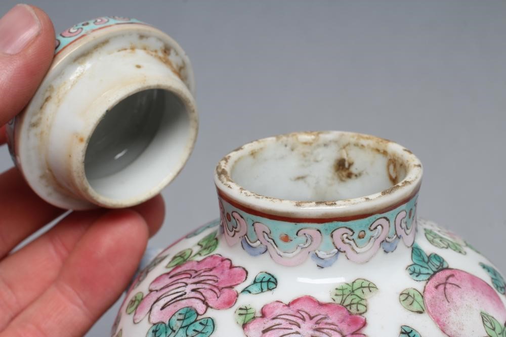 A CHINESE PORCELAIN VASE AND COVER of inverted baluster form Image