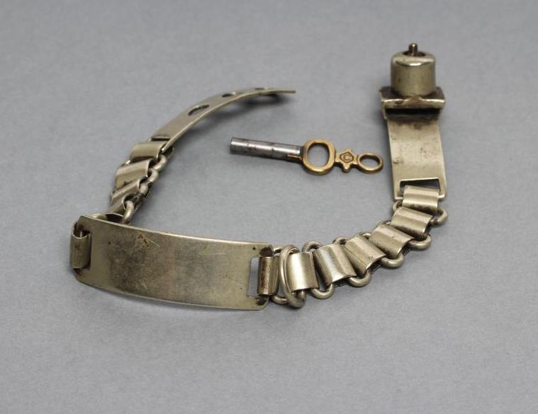 A LATE VICTORIAN METAL DOG COLLAR with un-engraved ID plate Image