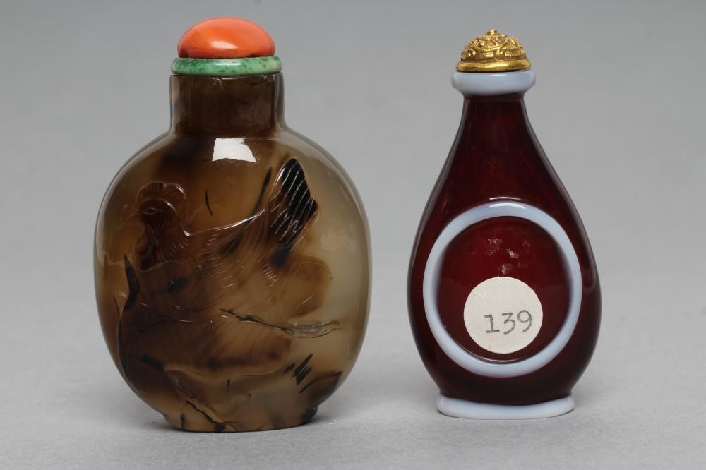 A CHINESE GREY AGATE SNUFF BOTTLE with brown and black shading carved in relief with a hen sitting Image