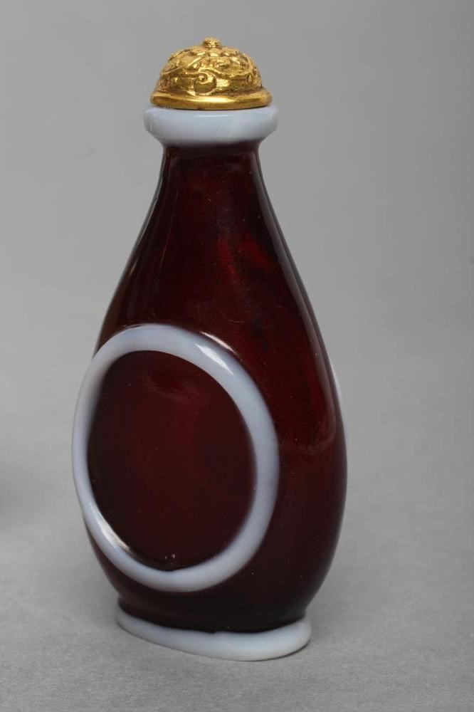 A CHINESE GREY AGATE SNUFF BOTTLE with brown and black shading carved in relief with a hen sitting Image