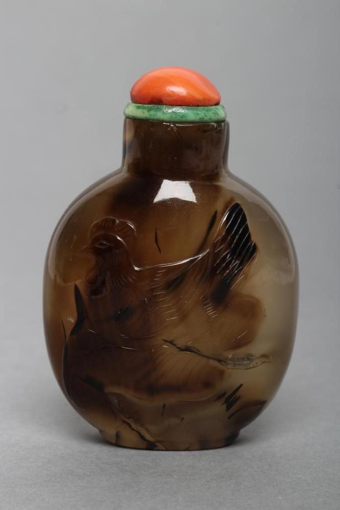 A CHINESE GREY AGATE SNUFF BOTTLE with brown and black shading carved in relief with a hen sitting Image
