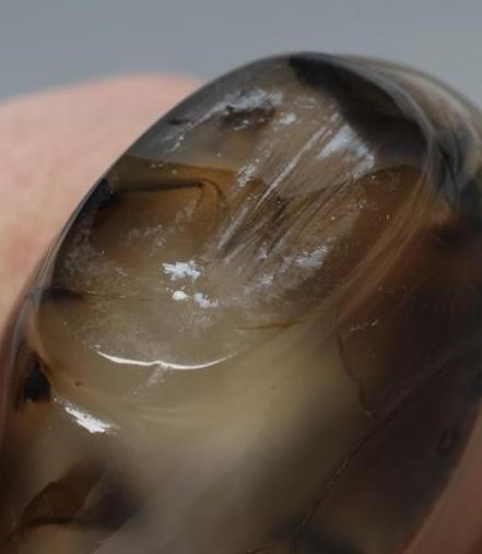 A CHINESE GREY AGATE SNUFF BOTTLE with brown and black shading carved in relief with a hen sitting Image